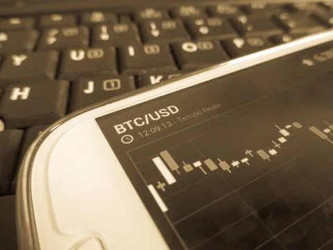 Trading bitcoins using a smartphone Foto stock
