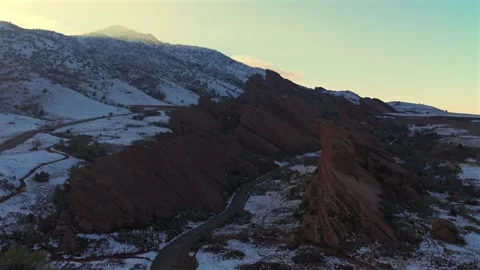 Trading Post Trail road winter on the Rocks sunset Winter Spring fresh snow on Vidéo 336796992