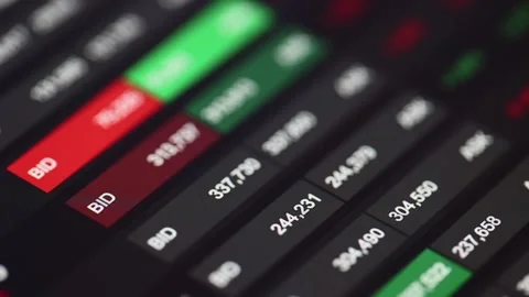Trading screen with bid and ask prices, stock market and exchange data. Vidéo 332930096