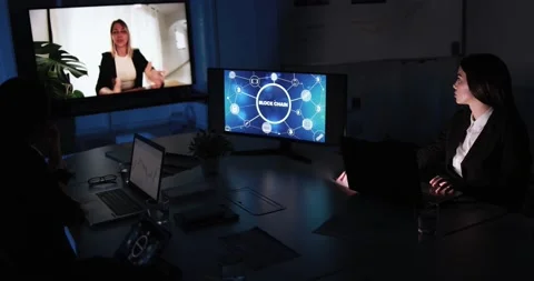 Trading teamwork meeting inside hedge fund office doing blockchain research Vidéo 155332236