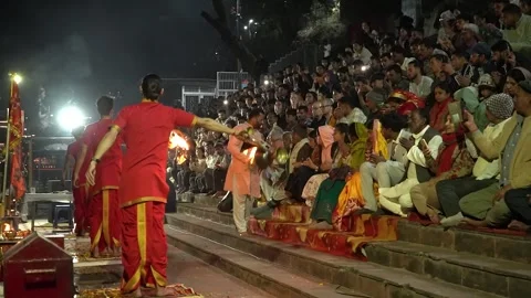 Traditional Aarti Ceremony View with Crowd in India 库存影片 337632870