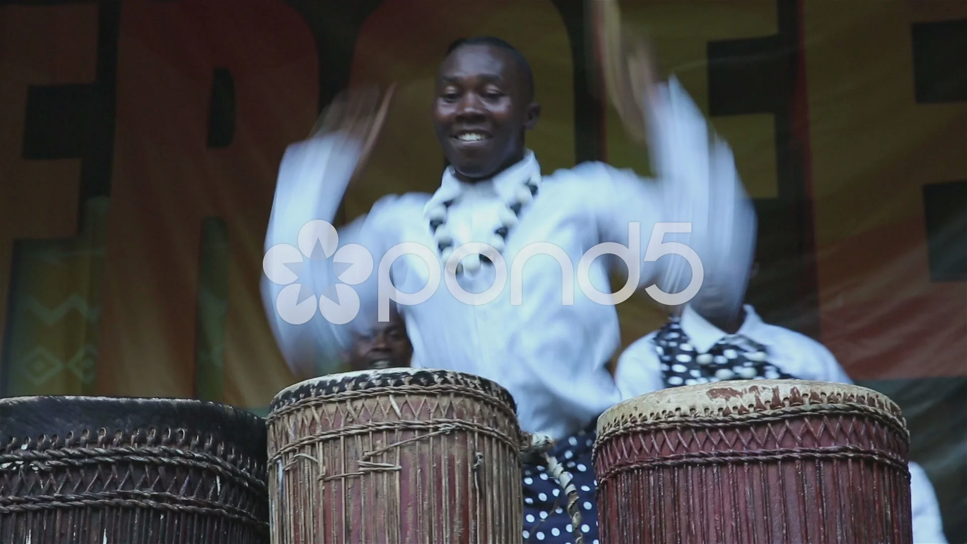 Traditionelle afrikanske trommer. Vanvittigt sjovtTraditionelle afrikanske trommer. Vanvittigt sjovt  