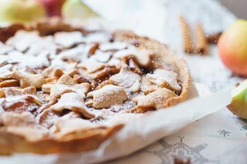 Traditional apple pie on the table with decorations. Foto stock