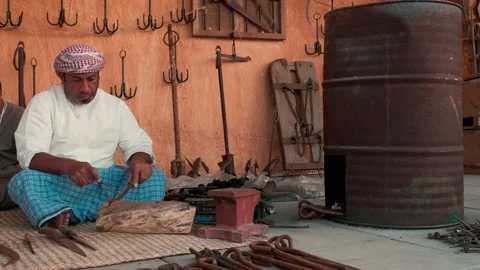 A traditional Arabic blacksmith working in Katara cultural village, Doha Qatar Vidéo 167036246