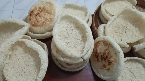 Traditional Baked Rice Crackers Making Process 06 Sorting Dried Rice Видео 345970124