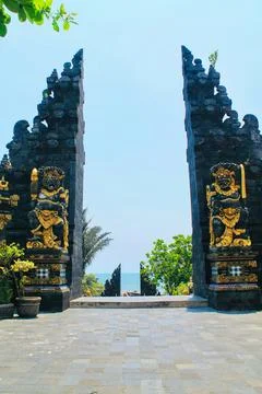 Traditional Balinese Split Gate Candi Bentar Pura Tanah Lot Ocean View Stock Photos