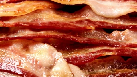 Traditional breakfast featuring fried bacon slices, comforting morning rituals. 스톡 동영상 334642734