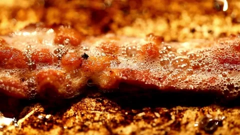 Traditional breakfast featuring fried bacon slices, comforting morning rituals. 스톡 동영상 334642978