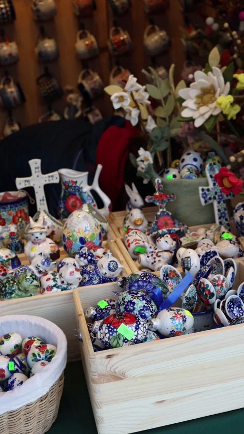 Traditional ceramic Easter market display Vídeo Stock 331811957