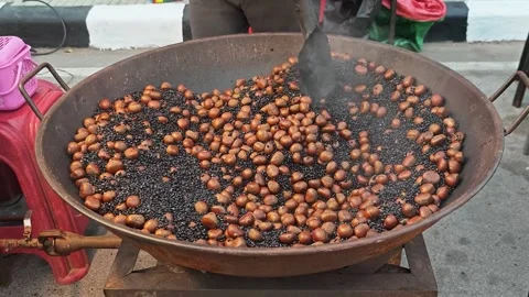 Traditional Chestnut Roasting in Large Wok with Black Sand. Vídeo Stock 340549663