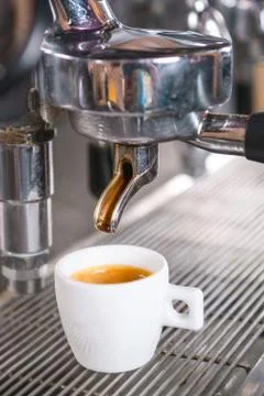 Traditional Coffee maker preparing a cup of espresso coffee. Foto stock