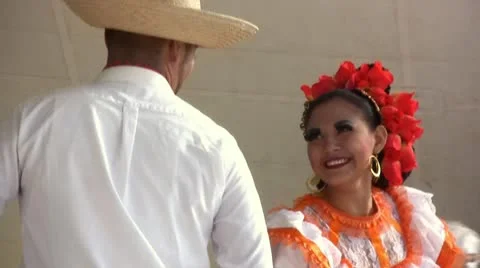 Traditional couple dancing 스톡 동영상 8869878