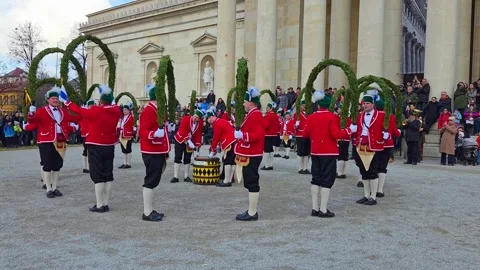 Traditional dance of the coopers guild in historical dresses in Munich, Germany Vídeo Stock 328521753