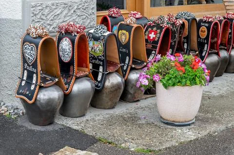 Traditional decorated cowbells displayed during the Desalpe festival. 库存照片