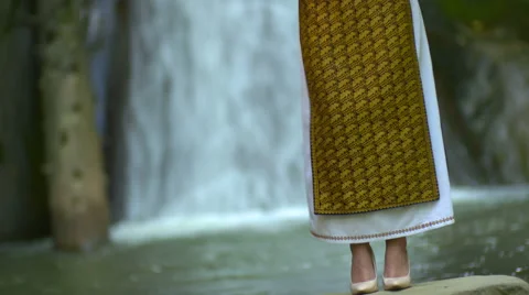 Traditional dressed singer singing next to a waterfall 動画素材 69172113