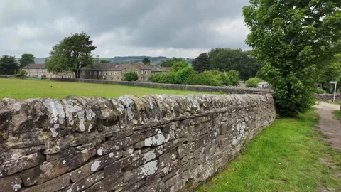 Traditional Dry Stone Wall and Yorkshire Countryside 库存影片 346523259