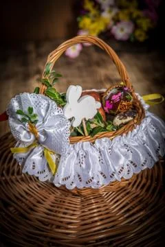 Traditional Easter basket with colored eggs. Foto stock