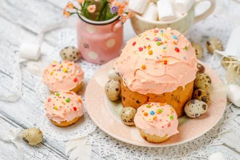 Traditional Easter cake and cupcakes Foto stock