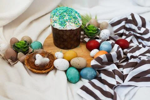 Traditional Easter cake and painted eggs on white background. Space for text Foto stock