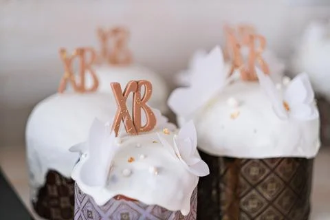 Traditional Easter cake decorated with white icing and edible butterflies. Fotos Stock