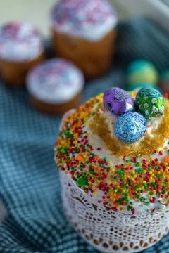 Traditional Easter cake with glace icing and painted easter eggs.Rustic style Foto stock