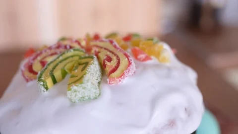A traditional Easter cake glazed and decorated with marmalade and candied fruits Video stock 106417032