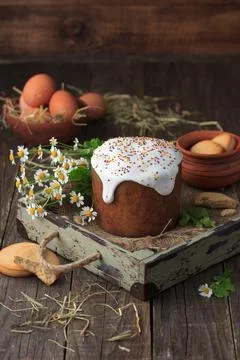 A traditional Easter cake, Kulich or Paska, stands centrally, frosted with wh Foto stock