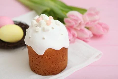 Traditional easter cake on the table. Traditional treats for Easter. Stock-Fotos