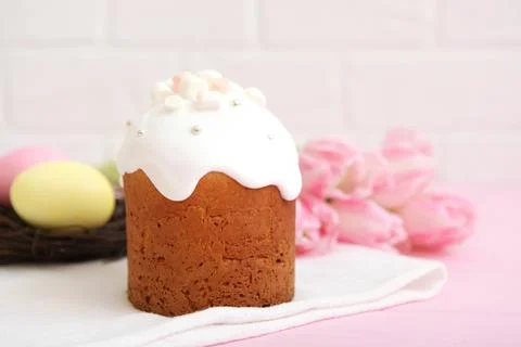 Traditional easter cake on the table. Traditional treats for Easter. Stock-Fotos