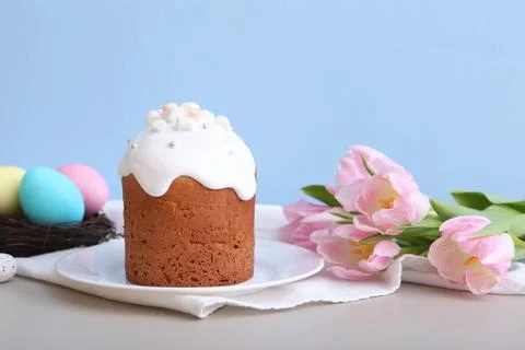 Traditional easter cake on the table. Traditional treats for Easter. Stockfoto's