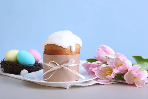 Traditional easter cake on the table. Traditional treats for Easter. Stock-Fotos