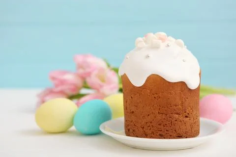 Traditional easter cake on the table. Traditional treats for Easter. Stockfoto's