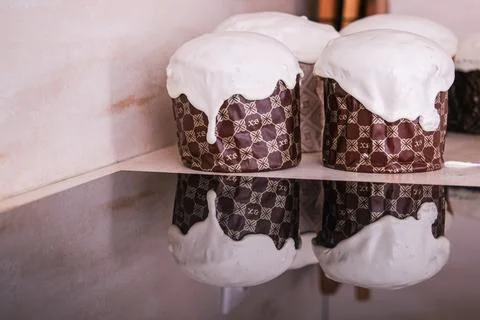 Traditional Easter cake with white icing standing on a reflective surface. Foto stock