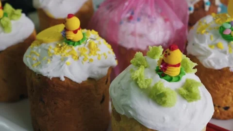 Traditional Easter Cakes Decorated with White Icing and Yellow Sugar Chicks Vídeos de archivo 334121388