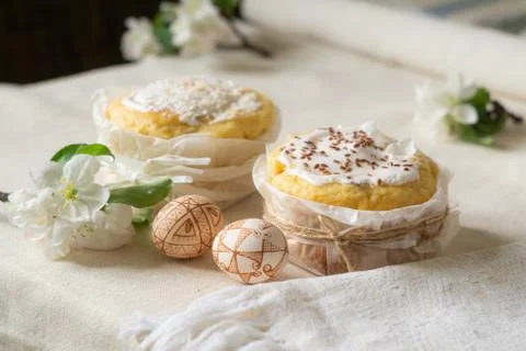 Traditional easter cakes, easter eggs and flowering apple tree branches Stock-Fotos
