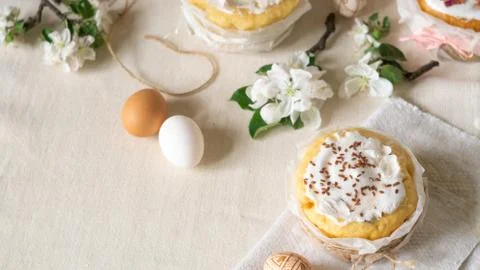 Traditional easter cakes, easter eggs and flowering apple tree branches Foto stock