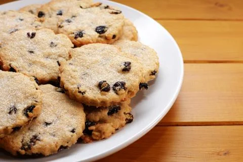 Traditional Easter currant biscuits on a white plate Foto stock