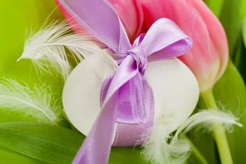 Traditional easter egg decoration with tulips and ribbon Foto stock
