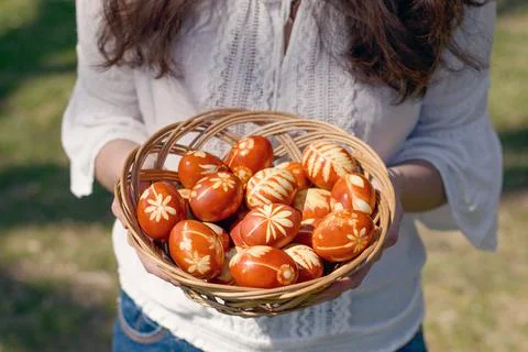 Traditional Easter eggs dyed with natural onion peels and leaves or flowers.  Stockfoto's