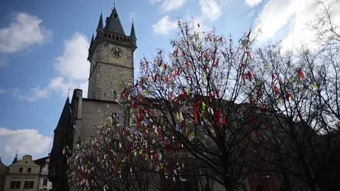 The traditional Easter Market is set up in Prague's Old Town Square, Praga, ES - Stock Footage 331955916