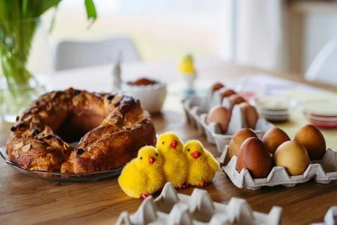 Traditional Easter table with dyed eggs, festive sweet bread and decorative Foto stock
