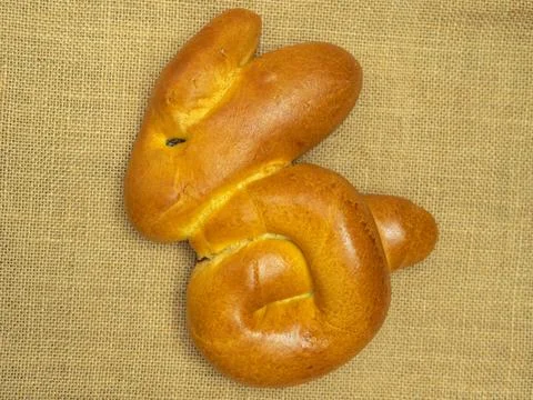 Traditional German Easter Bunny Bread on Burlap Foto stock
