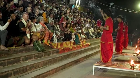 Traditional Hindu Aarti with Crowd in Rishikesh Vidéo 337632286