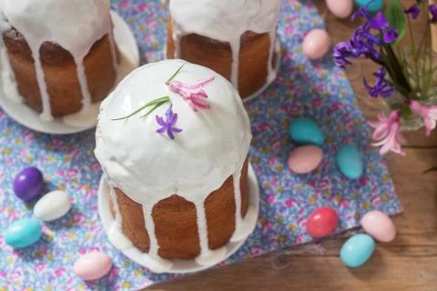Traditional homemade Easter cake in the Easter decoration. Rustic style. Fotos Stock