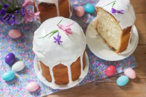 Traditional homemade Easter cake in the Easter decoration. Rustic style. Foto stock