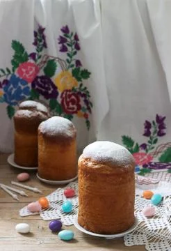 Traditional homemade Easter cake in the Easter decoration. Rustic style. 스톡 사진