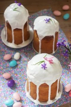 Traditional homemade Easter cake in the Easter decoration. Rustic style. Foto stock