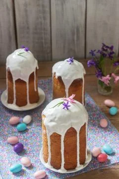 Traditional homemade Easter cake in the Easter decoration. Rustic style. 스톡 사진