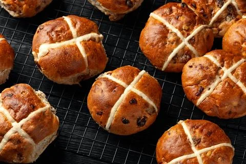 Traditional Hot Cross Buns. Easter Sweet Rolls with Spices and Dried Fruit Foto stock