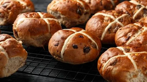 Traditional Hot Cross Buns. Easter Sweet Rolls with Spices and Dried Fruit Foto stock